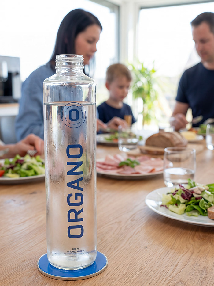 Familie mit Organo Wasserflasche und Wasserbeleber